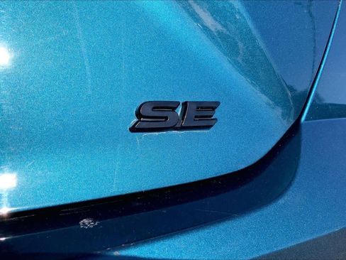 Used 2025 Toyota Camry SE w/ Convenience Package image 9