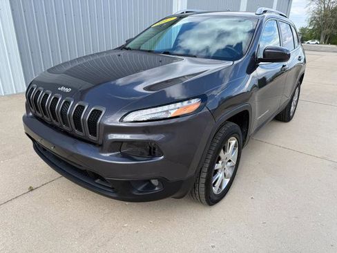 Used 2017 Jeep Cherokee Latitude AWD/4WD image 3