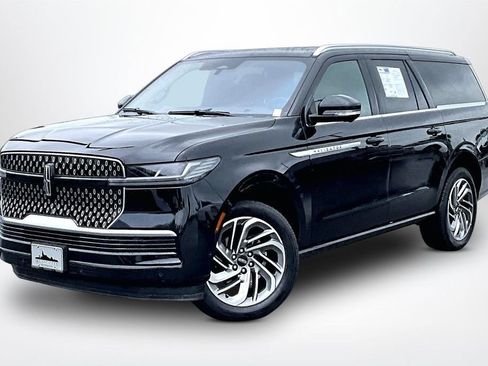 Used 2025 Lincoln Navigator L Reserve AWD/4WD image 3