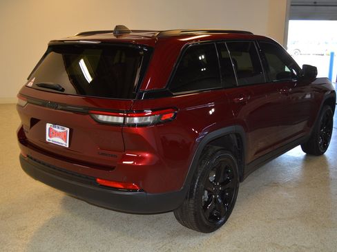 Used 2025 Jeep Grand Cherokee Limited w/ Black Appearance Package image 3