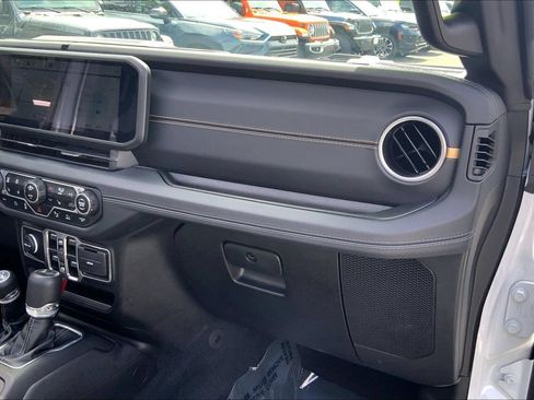Certified 2024 Jeep Wrangler Unlimited Sahara w/ Technology Group AWD/4WD image 18
