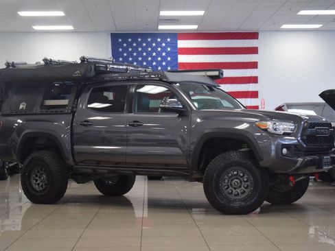 Used 2017 Toyota Tacoma TRD Off-Road image 1