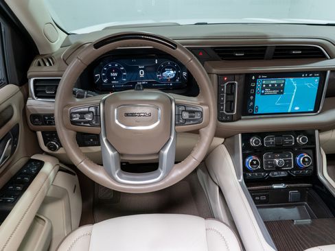 Used 2023 GMC Yukon XL Denali w/ Denali Reserve Package image 12