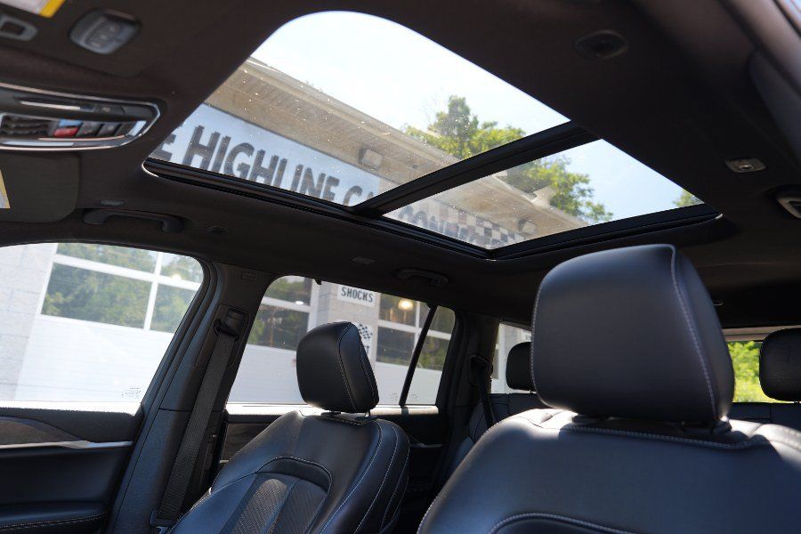 Used 2024 Jeep Grand Cherokee L Limited w/ Luxury Tech Group II AWD/4WD image 3