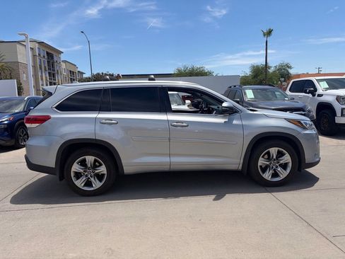 Used 2017 Toyota Highlander Limited AWD/4WD image 3