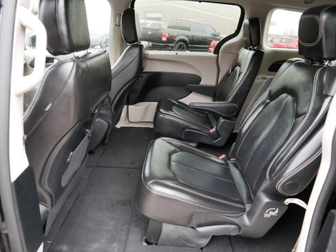 Certified 2024 Chrysler Pacifica Touring-L image 34