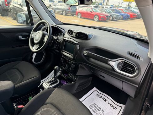 Used 2019 Jeep Renegade Latitude FWD image 10
