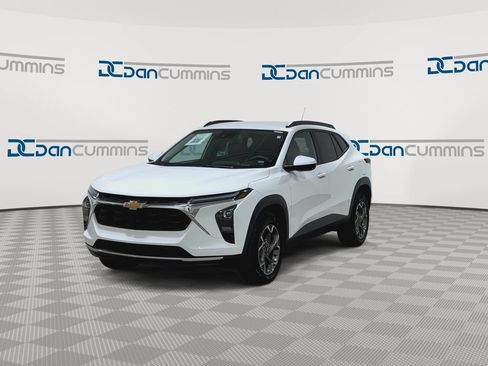 Used 2025 Chevrolet Trax LT FWD image 5