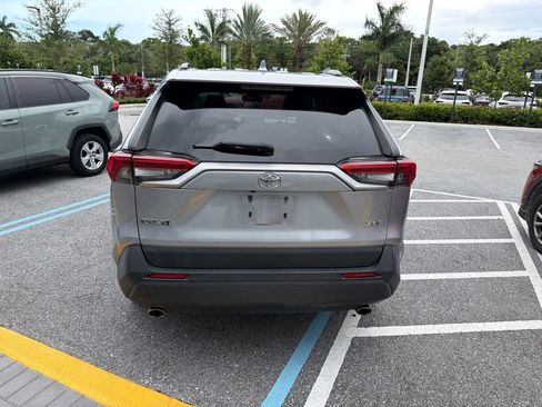 Used 2019 Toyota RAV4 XLE Premium FWD image 10
