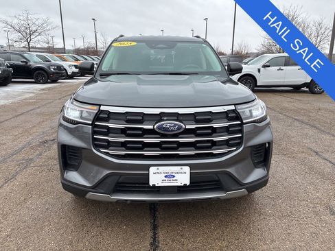 Used 2025 Ford Explorer Active AWD/4WD image 3