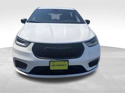 Used 2024 Chrysler Pacifica Limited FWD image 3