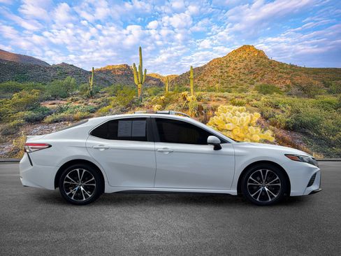 Used 2018 Toyota Camry SE FWD image 3