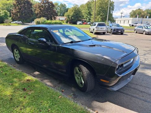 Used 2010 Dodge Challenger SE RWD image 3