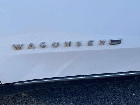 Used 2024 Jeep Wagoneer L Series III w/ Premium Group I AWD/4WD image 11