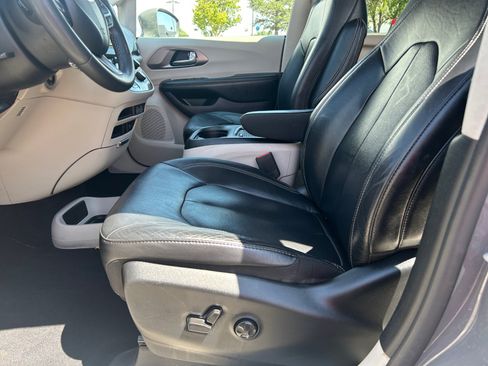 Used 2022 Chrysler Pacifica Touring-L FWD image 14