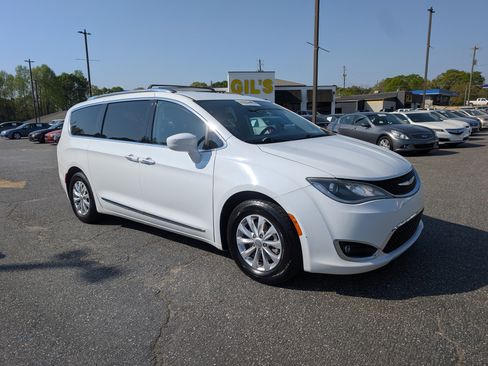 Used 2019 Chrysler Pacifica Touring-L image 3