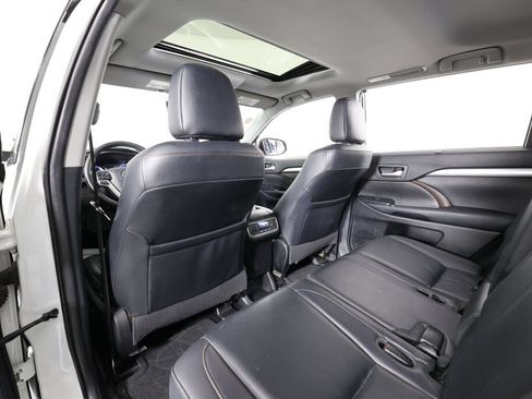 Used 2019 Toyota Highlander XLE w/ Carpet Mat Package (TMS) AWD/4WD image 14