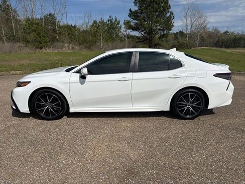 Used 2022 Toyota Camry SE image 5