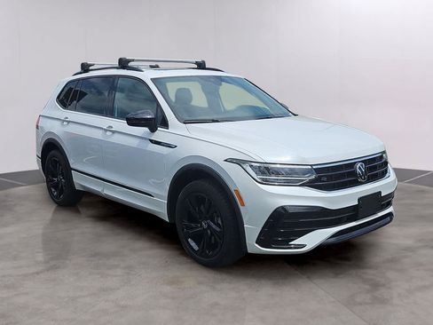 Used 2024 Volkswagen Tiguan SE R-Line AWD/4WD image 3
