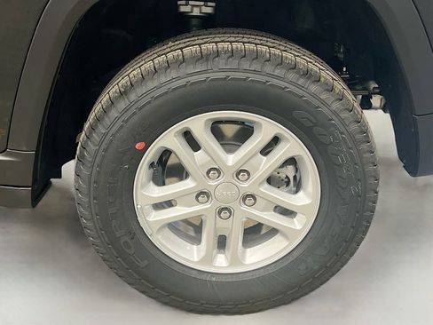 New 2025 Jeep Grand Cherokee Laredo w/ Luxury Tech Group I AWD/4WD image 36