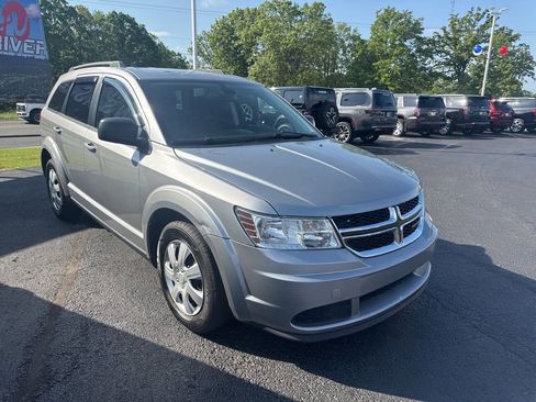 Used 2020 Dodge Journey SE w/ SE Popular Equipment Group FWD image 3