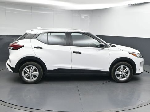 Used 2023 Nissan Kicks S image 9