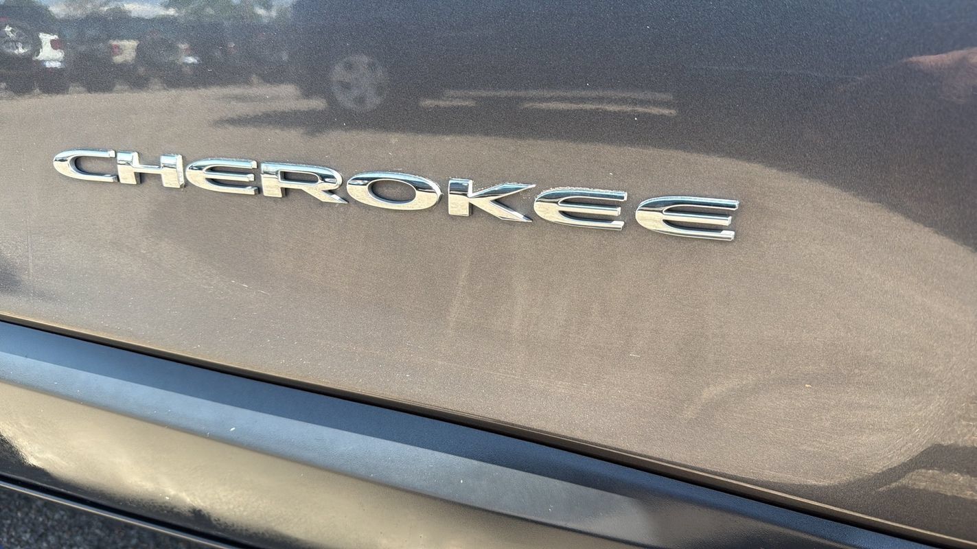 Used 2020 Jeep Cherokee Latitude Plus FWD image 18