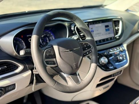 Used 2023 Chrysler Pacifica Touring-L FWD image 8