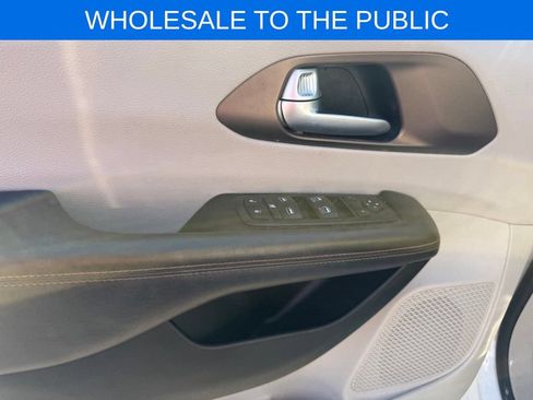 Used 2017 Chrysler Pacifica Touring w/ Tire & Wheel Group FWD image 5
