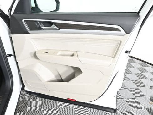 Used 2023 Volkswagen Atlas SE w/ Black Wheel Package image 8