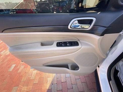 Used 2021 Jeep Grand Cherokee Laredo AWD/4WD image 10