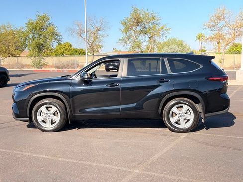 Used 2024 Toyota Highlander LE AWD/4WD image 3