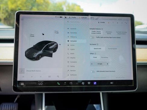 Used 2018 Tesla Model 3 image 13