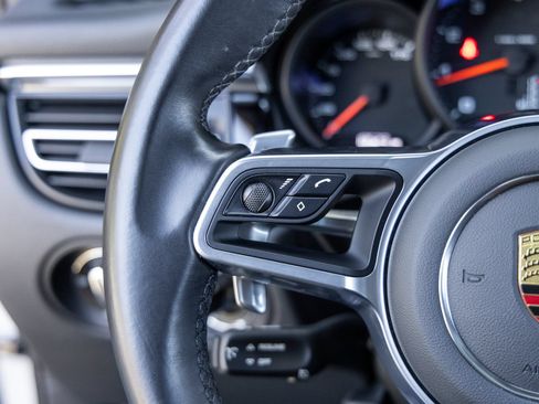 Certified 2021 Porsche Macan AWD/4WD image 34