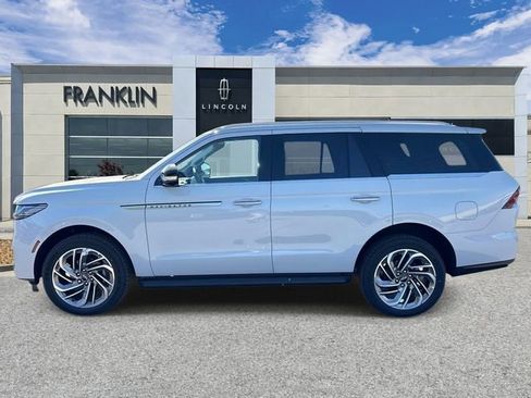 New 2026 Lincoln Navigator Premiere AWD/4WD image 4