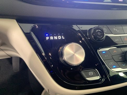 Used 2023 Chrysler Pacifica Touring-L image 25