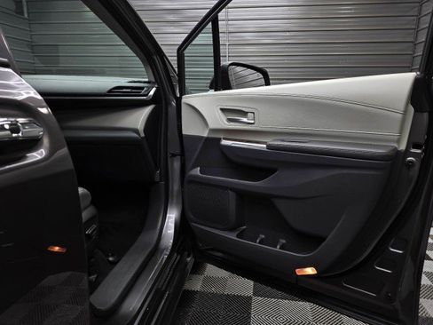 Used 2023 Toyota Sienna XLE FWD image 36