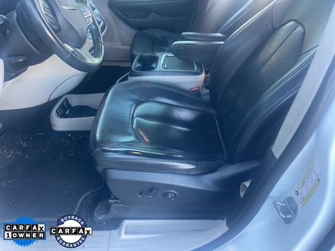 Used 2021 Chrysler Pacifica Touring-L image 8