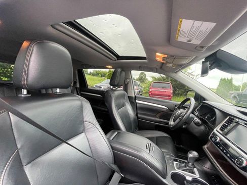Used 2019 Toyota Highlander XLE AWD/4WD image 3