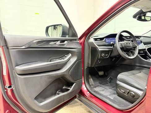 Used 2023 Jeep Grand Cherokee Laredo w/ Luxury Tech Group I AWD/4WD image 24