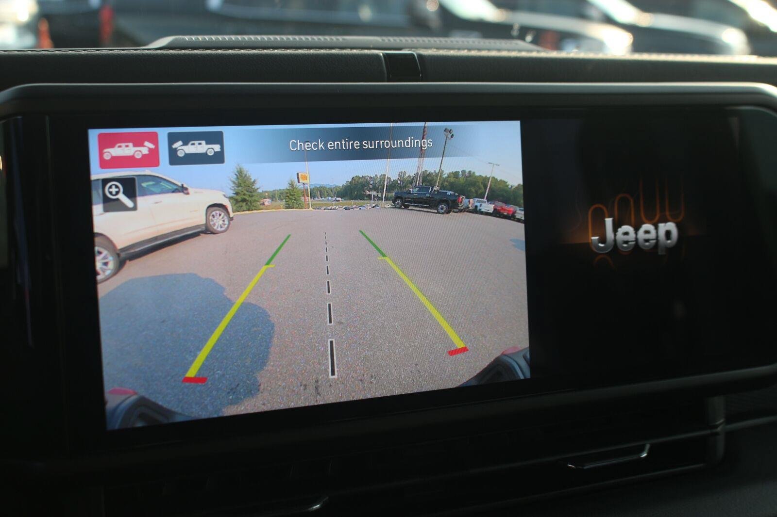 Used 2025 Jeep Gladiator Rubicon w/ Convenience Group AWD/4WD image 24