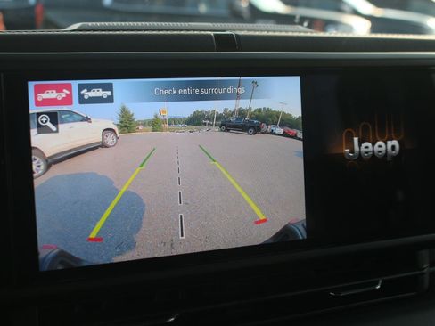 Used 2025 Jeep Gladiator Rubicon w/ Convenience Group AWD/4WD image 24