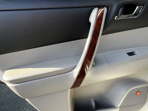 Used 2011 Toyota Highlander Limited w/ Tow Pkg image 29