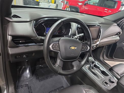 Used 2023 Chevrolet Traverse LT w/ Rear Camera Mirror Package image 17
