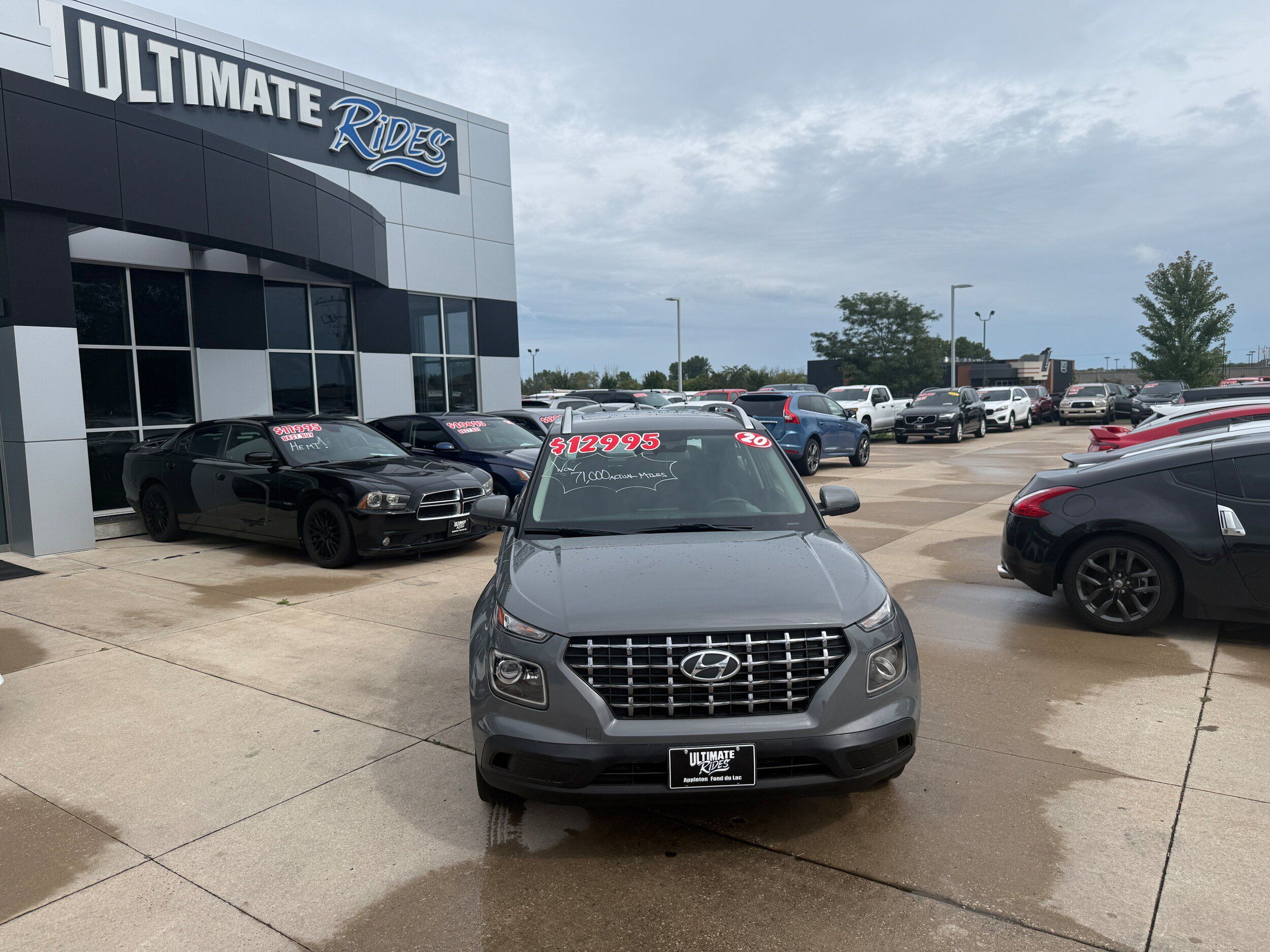 Used 2020 Hyundai Venue SEL w/ Convenience + Premium Package FWD image 2