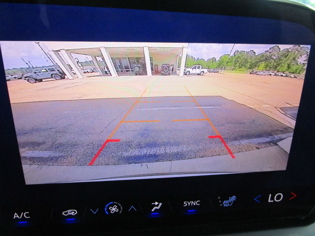 Used 2025 Chevrolet Traverse LT FWD image 38