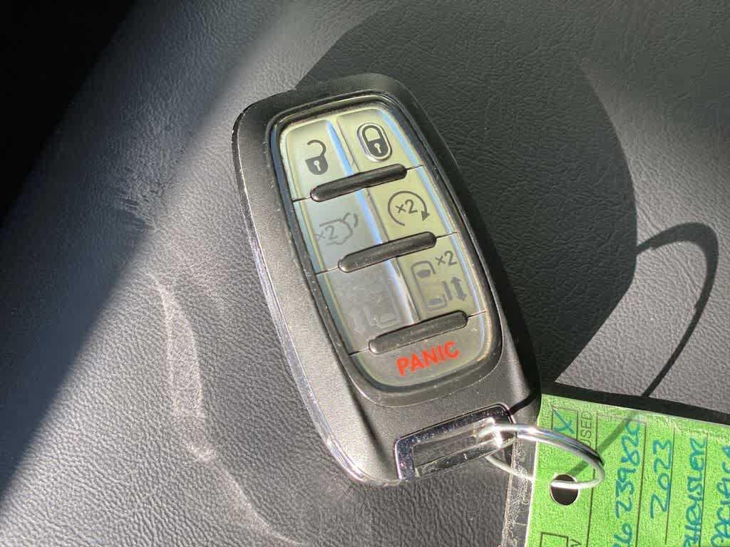 Used 2023 Chrysler Pacifica Touring-L FWD image 28