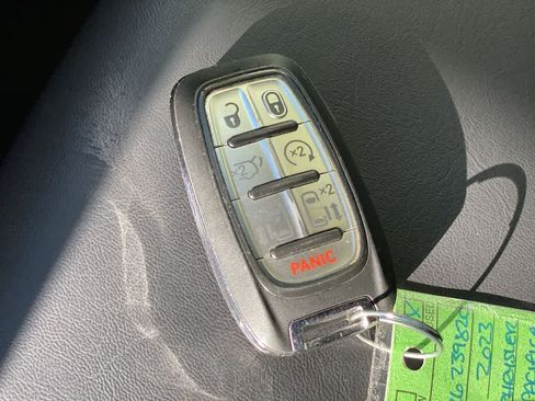 Used 2023 Chrysler Pacifica Touring-L FWD image 28