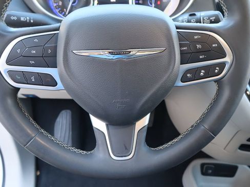 Used 2023 Chrysler Pacifica Touring-L FWD image 12