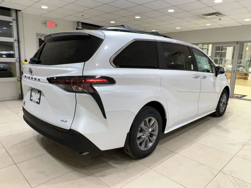 New 2026 Toyota Sienna XLE image 7